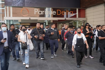 Evacuación del centro comercial Parque Delta, en Ciudad de México, este miércoles.
