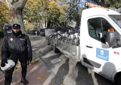 Una camioneta del Ayuntamiento de Madrid se lleva las bicicletas de la red pública BICIMAD encontradas en el edificio ocupado.