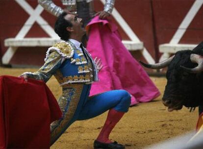 El Cid hace un desplante al tercer toro, <i>Pitillero.</i>