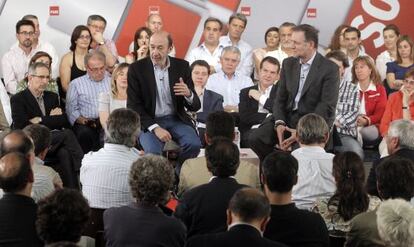El candidato del PSOE a la Presidencia del Gobierno, Alfredo Pérez Rubalcaba, durante su intervención hoy en Madrid.