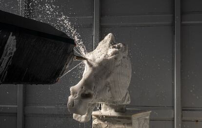 Un robot en Carrara (Italia) talla el mármol para obtener la réplica de la cabeza de caballo de Selene.