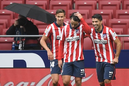 Luis Suárez celebra su gol con Marcos Llorente y Joao Felix.