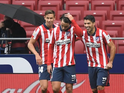 Luis Suárez celebra su gol con Marcos Llorente y Joao Felix.
