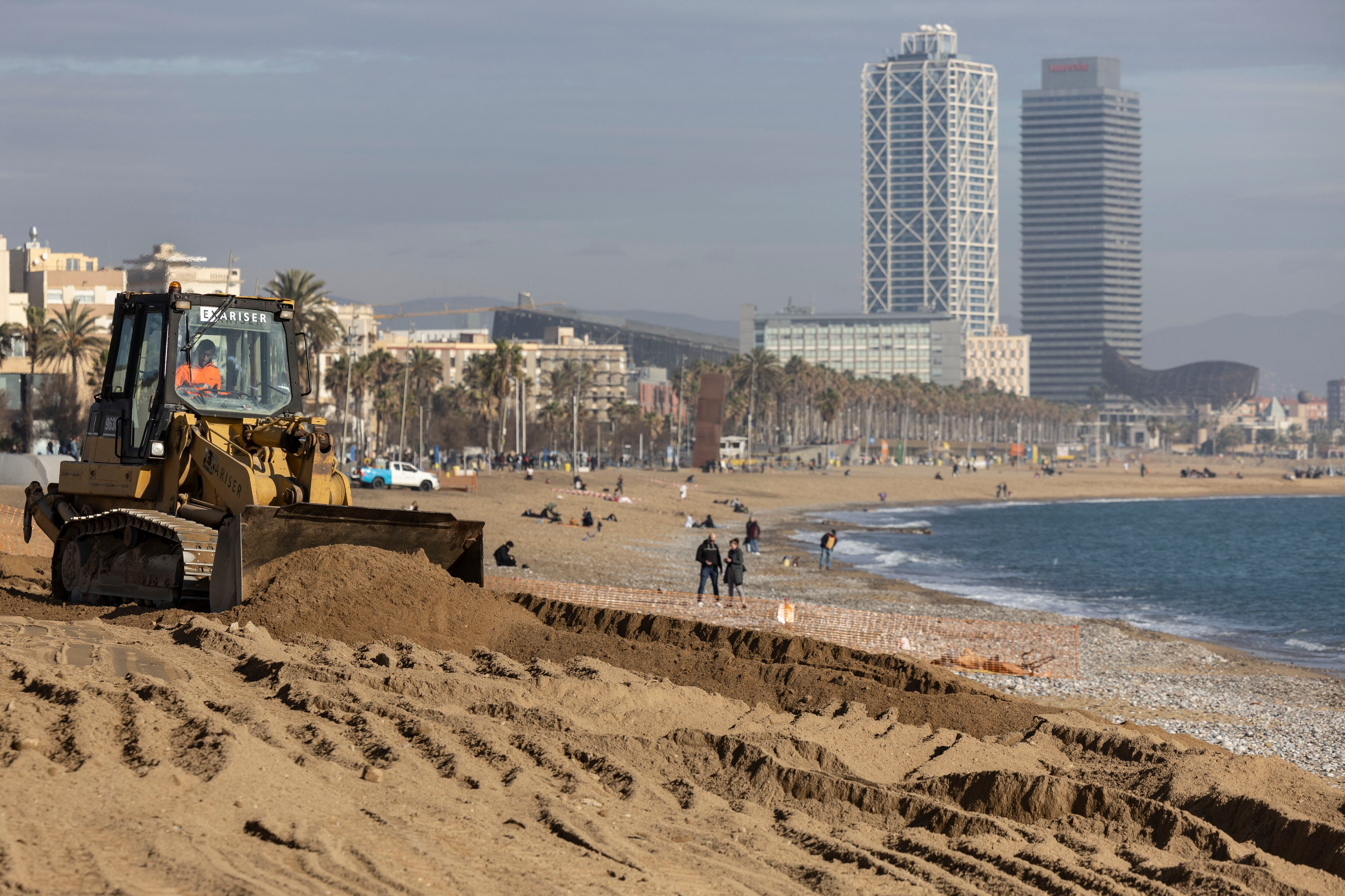 Barcelona consigue salvar tres playas con arena procedente de obras