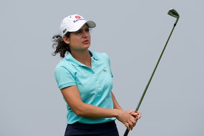 Lorena Ochoa de México hace el saque inicial en el hoyo 11 durante el quinto día del Mission Hills Start Trophy en Mission Hills Resort el 31 de octubre de 2010.