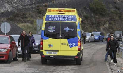 Una ambulancia abandona el pozo Emilio del Valle.