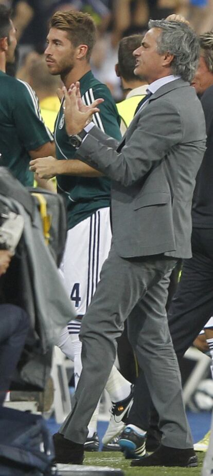 Mourinho celebra el tercer gol ante Sergio Ramos.