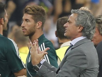 Mourinho celebra el tercer gol ante Sergio Ramos.