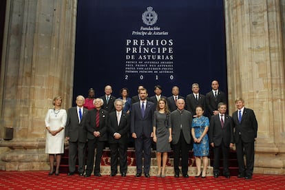 Foto de familia de todos los galardonados junto a los Príncipes de Asturias en el Hotel Reconquista