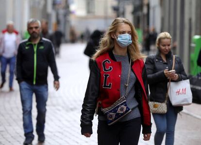 FILE PHOTO: People with and without masks shop in Amsterdam