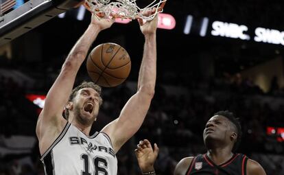 Gasol y Capela en un Spurs-Rockets.