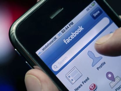 Un usuario accede a su perfil de Facebook desde el móvil.