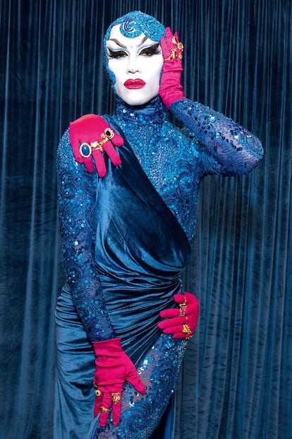 El uso de todo tipo de abalorios brillantes, que se adhieren con pegamento caliente, además de postizos y purpurina, está presente en todos los looks, tanto en maquillaje, sobre el rostro, como en el vestuario. En la foto, Sasha Velour.