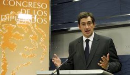 El portavoz de Presupuestos del PP en el Congreso, Antonio Gallego, durante la rueda de prensa que ha ofrecido en el Congreso de los Diputados.