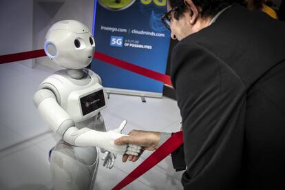 El robot Pepper de CloudMinds saluda a un visitante en el MWC 2019