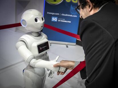 El robot Pepper de CloudMinds saluda a un visitante en el MWC 2019