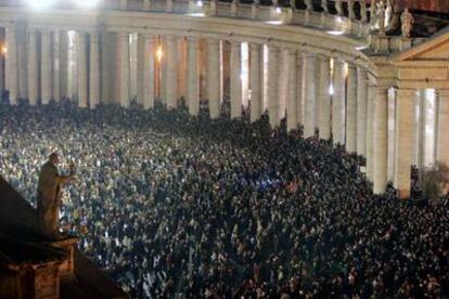 Decenas de miles de personas abarrotaron anoche la plaza de San Pedro poco después de conocer el fallecimiento del Papa.