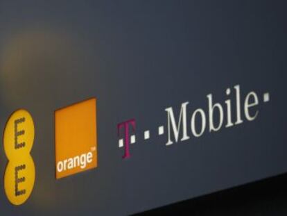 Logos Orange y T-Mobile en una tienda de EE situada en el centro de Londres.