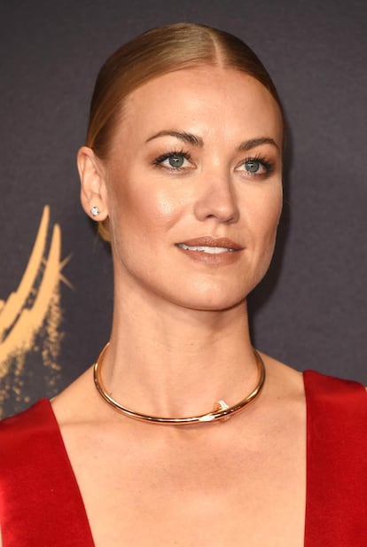 Yvonne Strahovski, con una sencillo recogido y maquillaje natural.