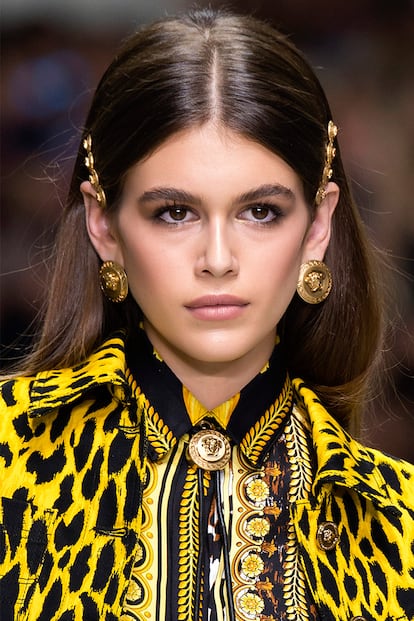 Kaia Gerber nos inspira con otra idea para llevar las horquillas: doradas, grandes y ochenteras. Donatella Versace dixit.