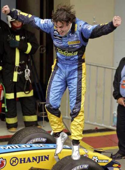 Fernando Alonso celebra su primer título mundial tras el Gran Premio de Brasil de 2005.