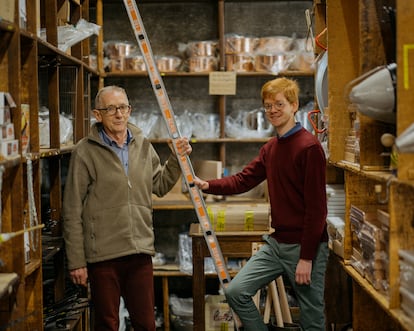 Eric Dehillerin (68 años) y su hijo Eloi Dehillerin (29 años) posan en su tienda de utensilios de cocina E. Dehillerin.