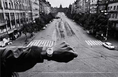 La Fundación Mapfre dedicó una retrospectiva a la trayectoria de Josef Koudelka, una legendaria figura de la historia de la fotografía en el siglo XX que durante décadas se escondía bajo las iniciales P. P. (Prague photographer, fotógrafo de Praga). En 1971, se incorporó a la agencia Magnum, donde sus colegas le apodaron 'San Josef' por la pureza de sus instantáneas. En la imagen, una fotografía de Praga en 1968.