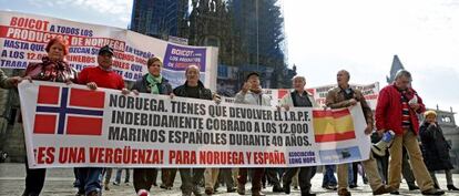 Miembros de la asociación Long Hope se manifiestan en Santiago de Compostela en abril de 2015.