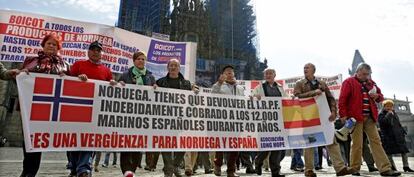 Miembros de la asociaci&oacute;n Long Hope se manifiestan en Santiago de Compostela en abril de 2015.