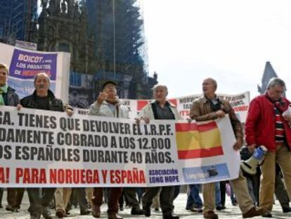 Miembros de la asociaci&oacute;n Long Hope se manifiestan en Santiago de Compostela en abril de 2015.