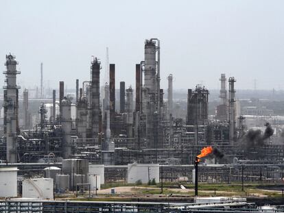 La refinería Shell Oil Deer Park se prepara para la llegada del huracán Rita el 23 de septiembre de 2005 en Deer Park, Texas. Fotógrafo: F. Carter Smith / Bloomberg News.