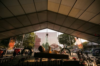 El niño Dios situado en la Macroplaza de Iztapalapa mide cinco metros y pesa media tonelada.