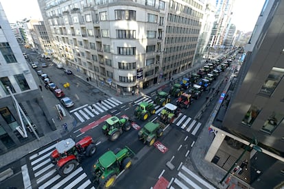 Vista general de una calle bloqueada por agricultores durante la Cumbre Europea, este jueves en Bruselas.