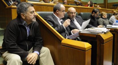 Joseba Egibar (en el centro de la imagen) habla con el portavoz del PSE, José Antonio Pastor, en un momento del pleno del Parlamento de ayer. A la izquierda, el presidente de los socialistas vascos, Jesús Eguiguren.