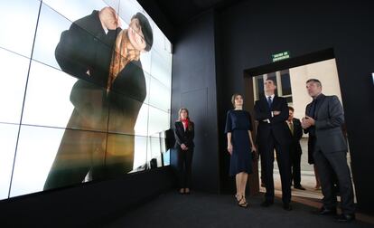 Los Reyes, durante su visita a la exposición del 40º aniversario de EL PAÍS.