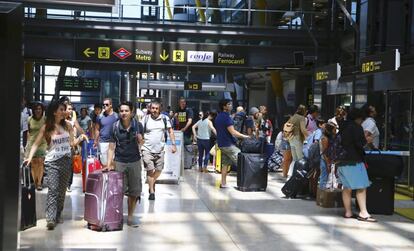 Viajeros en la terminal 4 de Madrid-Barajas.