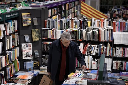 Venta de libros en una céntrica librería de Barcelona el fin de semana previo a la diada de Sant Jordi (Día del Libro).