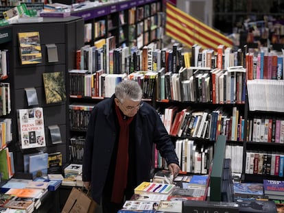 Venta de libros en una céntrica librería de Barcelona el fin de semana previo a la diada de Sant Jordi (Día del Libro).