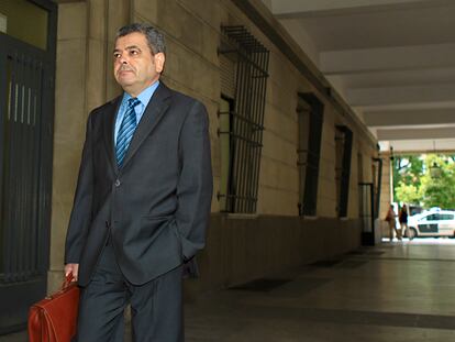 El exviceconsejero de Empleo, Agustín Barbera, a la entrada de los juzgados para ir a declarar por el caso de los ERE, en 2012.