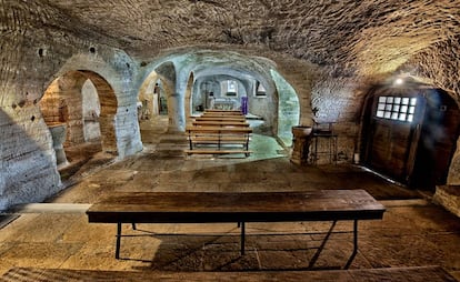 Interior de la iglesia rupestre de Santa María de Valverde.