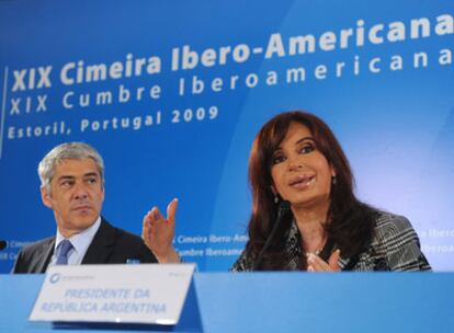 La presidenta argentina, Cristina  Fernández, y el primer ministro portugués, José Sócrates, durante una conferencia de prensa tras la Cumbre Cumbre Iberoamericana de Estoril.