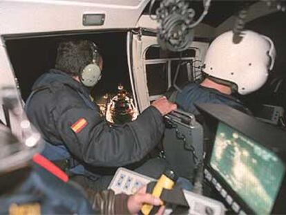 Funcionarios del Servicio de Vigilancia Aduanera sobrevuelan el estrecho de Gibraltar en su helicóptero.