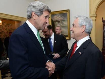 El presidente de Chile, Sebastian Pi&ntilde;era, habla con el secretario de Estado de EE UU, John Kerry.