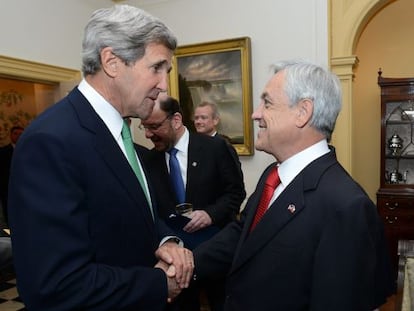 El presidente de Chile, Sebastian Pi&ntilde;era, habla con el secretario de Estado de EE UU, John Kerry.