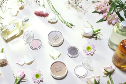 Detalle de varios productos de la línea de belleza.