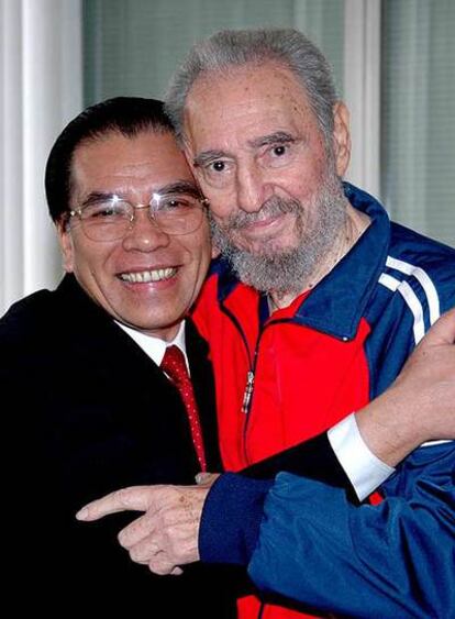 El líder del Partido Comunista de Vietnam, Nong Duc Manh, junto a su homólogo cubano Fidel Castro