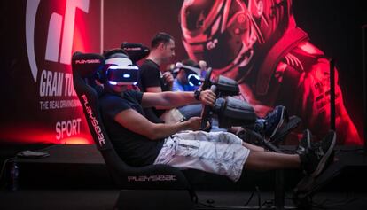 Asistentes a la feria mundial de videojuegos en Barcelona