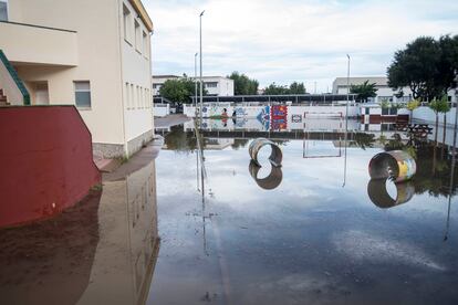 Vista de una zona inundada a causa del reciente paso de una dana, el jueves en Alaior, Menorca. 
