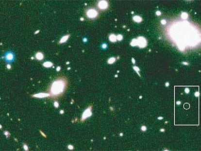 Imagen del cúmulo Abell 1835 y la galaxia más lejana, recuadrada.
