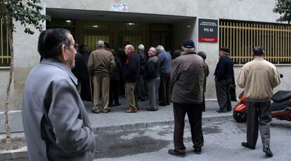 Jubilados ante la puerta del Centro Especial de Atenci&oacute;n de Mayores P&iacute;o XII de Alicante. 